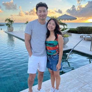 Simu Liu und Freundin Allison Hsu haben Spaß beim NBA-Spiel