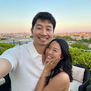 Schauspieler Simu Liu hat sich mit seiner Allison verlobt