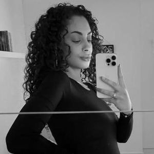 So cool setzt Siria Longo ihren runden Babybauch in Szene