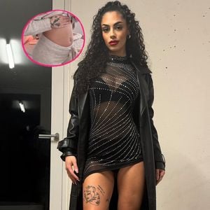 Schwangere Siria Longo zeigt ihren wachsenden Babybauch