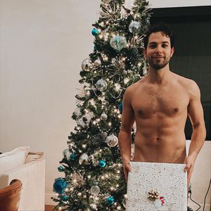 "Pitch Perfect"-Star wünscht ganz nackt fröhliche Chanukka
