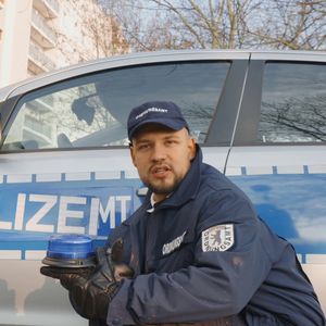 Polizei abgeschleppt: Slavik Junge kassiert eine Anzeige!