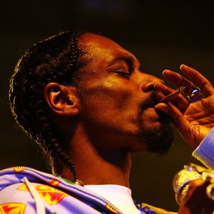 Doch nicht aufgehört: Snoop Dogg kifft schon wieder fleißig!