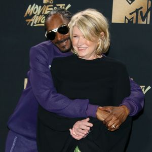 So überrascht Snoop Dogg Martha Stewart zum 83. Geburtstag
