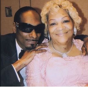 Sorge um seine Mutter: Snoop Dogg fordert Fans zum Gebet auf