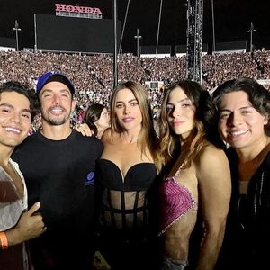 Neu-Single Sofia Vergara ist happy auf Konzert mit Freunden!