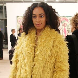 Verrückt! Solange Knowles verwirrt mit BH-losem Auftritt