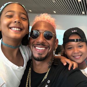 Pinker Lockenkopf: Jérôme Boateng überrascht mit neuer Frise