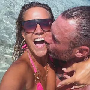 Sonia Liebing knutscht verliebt mit ihrem Mann im Meer