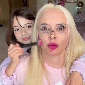 Süßes Tutorial: Sophia schminkt Mama Daniela Katzenberger