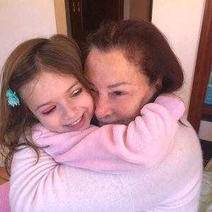 Foto von Sophia und ihrer Oma: Fans kritisieren die Katze