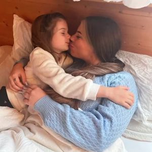 So niedlich kuscheln Sophia Cordalis und ihre Tante Jenny