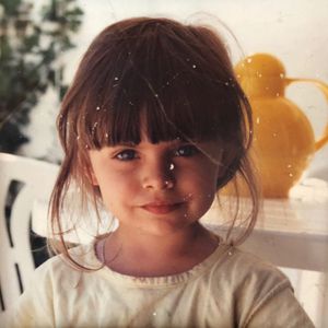 Goldige Pony-Frisur: Wer ist denn dieses niedliche Mädchen?