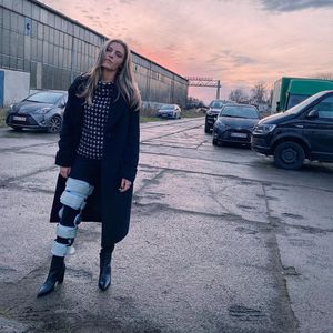 Huch, was ist da passiert? Sophia Thomalla trägt Knieorthese