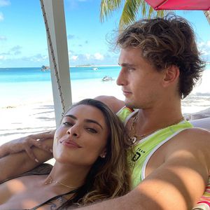 Malediven: Sophia Thomalla und Alex Zverev ganz verkuschelt