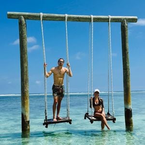 Alexander und Sophia Thomalla teilen Urlaubs-Knutschfoto