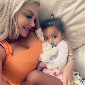 Sophia Vegas teilt süßes Kuschelfoto mit ihrem Töchterchen
