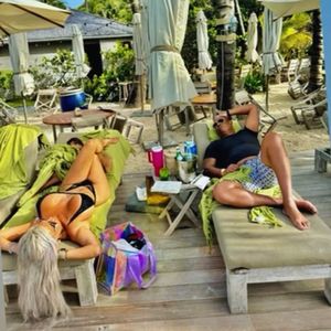 Sophia Vegas sonnt sich im sexy Bikini neben ihrem Daniel