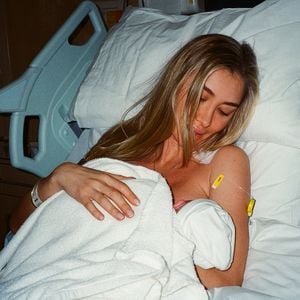 Nach Geburt: Sophie Habboo teilt süße Fotos aus Krankenhaus