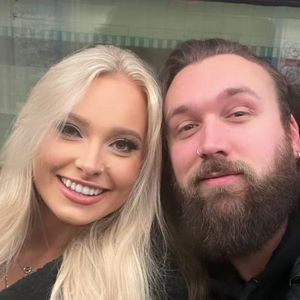 Affäre mit MGK? Sophie Lloyd teilt Foto mit ihrem Freund!