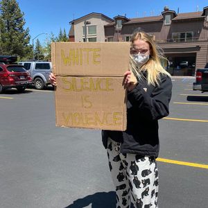 Sophie Turner zeigt Babybauch bei Anti-Rassismus-Protest!