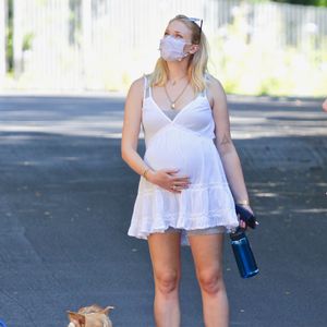 Schluss mit Versteckspiel: Sophie Turner zeigt XXL-Babybauch