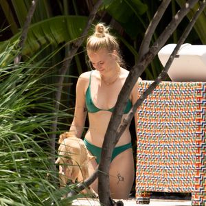 Nach Waldos Tod: Sophie Turner kuschelt mit neuem Welpen