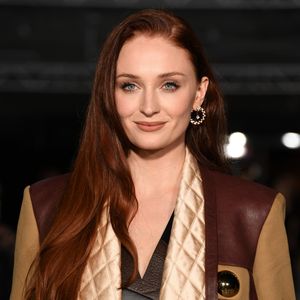 Stylish in Paris: Sophie Turner trägt Jacke ihres Peregrine