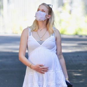 Während Geburt ihres Babys: Sophie Turner trug eine Maske