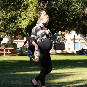 Beim Picknicken: So groß ist Sophie Turners Bauch schon