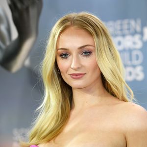 Zwei Monate nach der Geburt: Sophie Turner trägt Crop-Top!