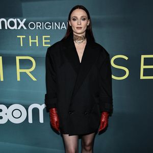 Wo ist der Bauch? Sophie Turner strahlt in coolem Blazerlook