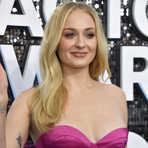 Nach Mädelsabend: Sophie Turner ist mit ihren Kids unterwegs