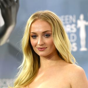 Sophie Turner setzt Babybauch mit rosa Kleidchen in Szene