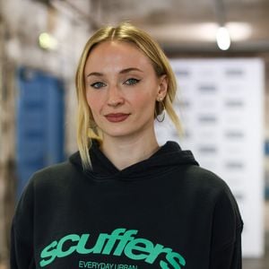 Co-Star verrät: So cool ist Sophie Turner trotz Mom-Shaming