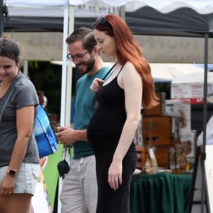Versteckspiel vorbei: Sophie Turner zeigt stolz Babybauch