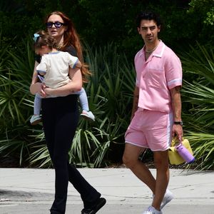 Total selten: Joe Jonas und Sophie mit beiden Kids unterwegs