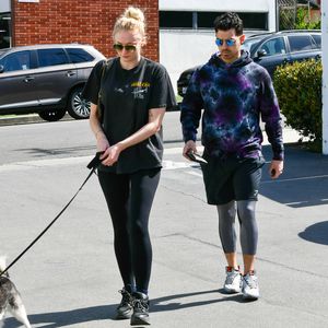 Sophie Turner zeigt sich ganz entspannt mit ihrem Babybauch