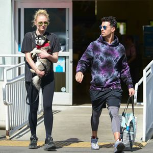 Versteckt Sophie Turner ihren Babybauch hinter einem Hund?