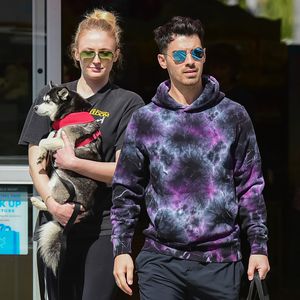 Versteckt Sophie Turner mit ihrem XXL-Hemd einen Babybauch?