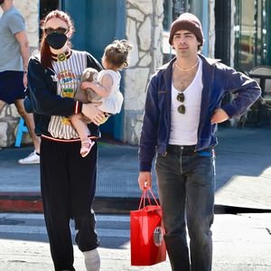 Süß! So lässig shoppen Joe Jonas und Sophie mit Baby Willa