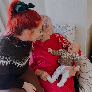 93 Jahre Unterschied: Stacey Solomons Baby Rose trifft Uroma