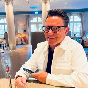 Stefan Mross fährt im TV fast eine Zuschauerin mit Vespa um