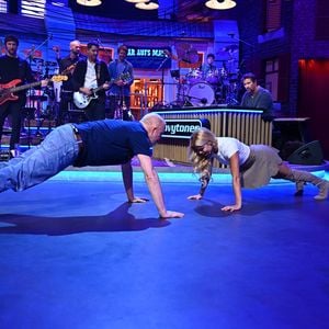 Stefan Raab siegt im Liegestütz-Duell gegen Pamela Reif