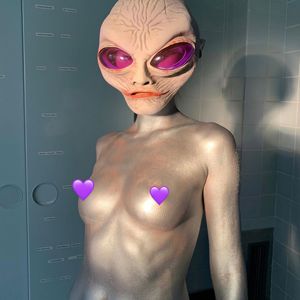Gruselig: Welches Topmodel ist hier als Alien verkleidet?