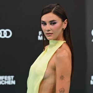 Fans begeistert: Stefanie Giesinger heiratet sich selbst
