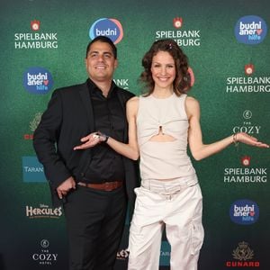 Silva Gonzalez und Stefanie freuen sich über TikTok-Hype