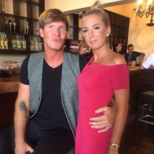 Verlobung: Stephan Jerkel geht vor seiner Peggy auf die Knie