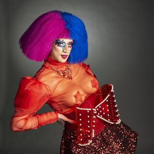 Mit Fake-Brüsten: Steffen Hallaschka flasht als Dragqueen