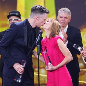 Steffen Hallschka knutscht Frau Anne-Katrin auf der Bühne!